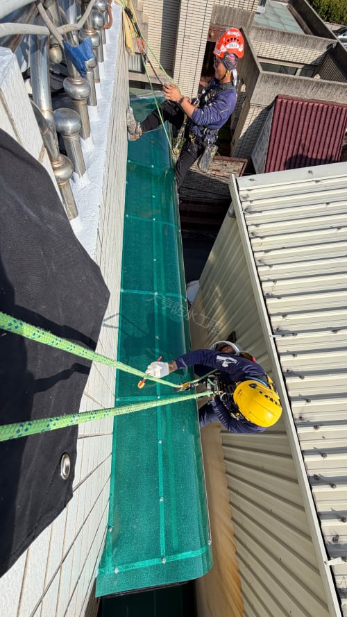 台中大肚採光照PC板老化破損更新