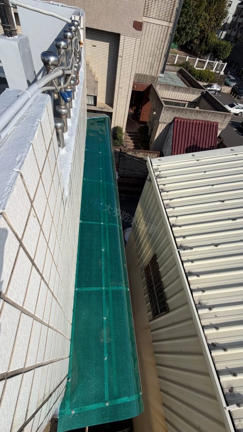 台中大肚採光照PC板老化破損更新