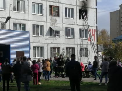 Сильное задымление: сотрудники МЧС спасли при пожаре в многоэтажке сотню человек
