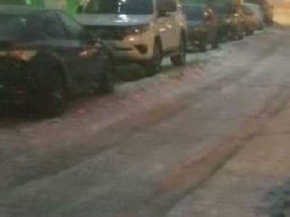 Запсибовцам пришлось через ГЖИ надавить на свою УК, чтобы та убрала наледь и колею во дворе