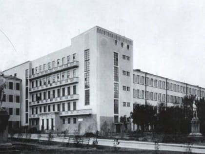 По бездорожью, увязая по колено в грязи, первые студенты и их преподаватели добрались до стройки