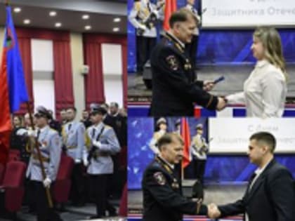Начальник ГУ МВД России по Кемеровской области генерал-майор полиции Геннадий Корниенко вручил первые офицерские погоны сотрудникам органов внутренних дел