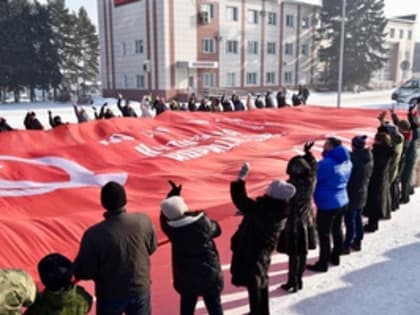 На Центральной площади города развернули масштабную копию Знамени Победы