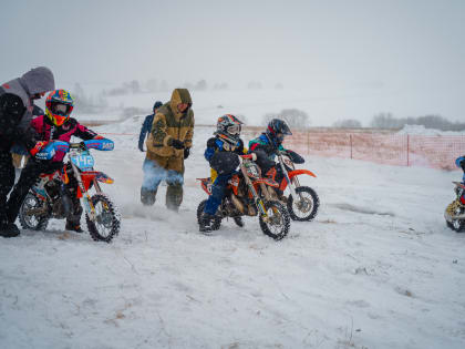 В Юрге впервые прошли зимние соревнования по мотокроссу
