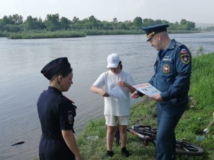 Спасатели МЧС Росси патрулируют несанкционированные места отдыха у воды в Кузбассе