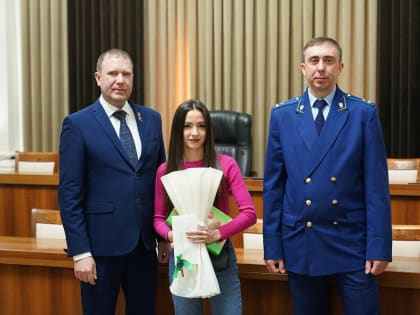 Сегодня в администрации города Кемерово вручили ключи от новых квартир в домах по ул. Ворошилова, 36а и 36б, 50 кемеровчанам из числа детей-сирот и детей, оставшихся без попечения 