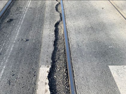 Новокузнечанин спрашивает, как так получилось с асфальтом на Ленина, уложенным в прошлом году (ФОТО)