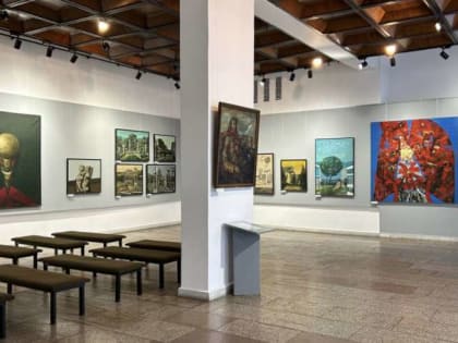 Рыцарь непостижимого образа: в Новокузнецке открылась выставка Виталия Карманова