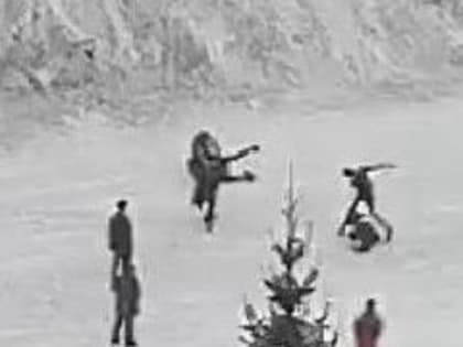 В Новокузнецке на Площади общественных мероприятий завелись малолетние драчуны (ВИДЕО)