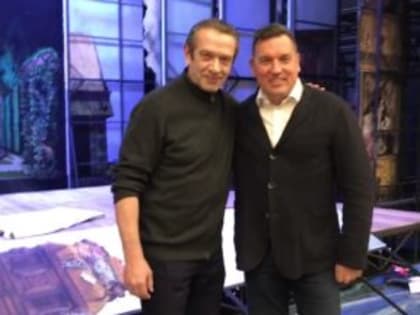 В Новокузнецк приехал легендарный актёр и получил куклу