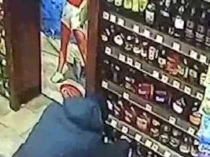 Кузбассовец прикарманил два дешёвых виски в «Красном&Белом», а потом поправил бутылочки на витрине, чтоб никто не заметил пропажи (ВИДЕО)