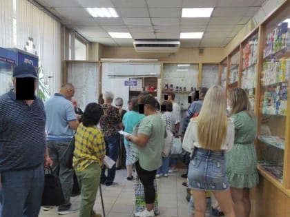 Новокузнечанин назвал издевательством над инвалидами огромную очередь за льготными лекарствами в аптеке (ФОТО)