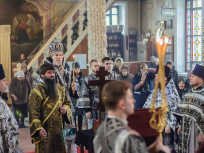 Епископ Новокузнецкий и Таштагольский Владимир совершил Литургию Преждеосвященных Даров в храме Архистратига Михаила