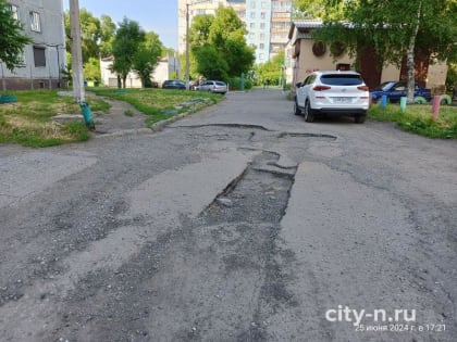 Новокузнечанин жалуется на «лунную дорогу» во дворах в районе «Континента» (ФОТО)