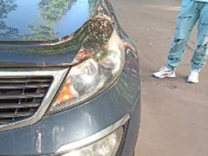 Новокузнечанин хотел пнуть оппонента, но промахнулся и пинком разбил фару чужой машины