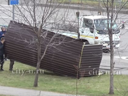 В Новокузнецке поставить перевернувшуюся от ветра остановку на место смогли только после того, как в процесс вмешалась женщина (ВИДЕО)