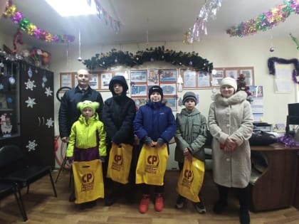 В Кемерово в рамках акции "Справедливая елка" социалисты поздравили детей из малообеспеченных семей с Новым годом и Рождеством