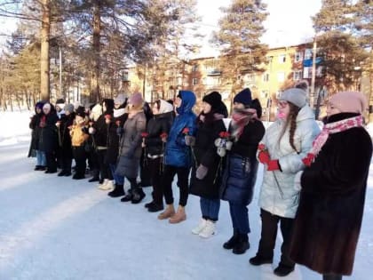 Мысковчане возложили цветы к подножию мемориала «Фронт и тыл» в память о героях, сражавшихся под Сталинградом с немецко-фашистскими захватчиками