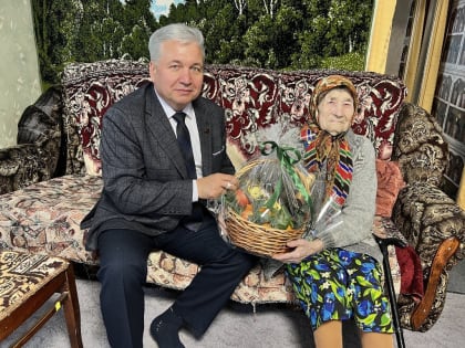 Юрий Скворцов поздравил с Новым годом и Рождеством труженицу тыла Ирину Петровну Ахмадиеву