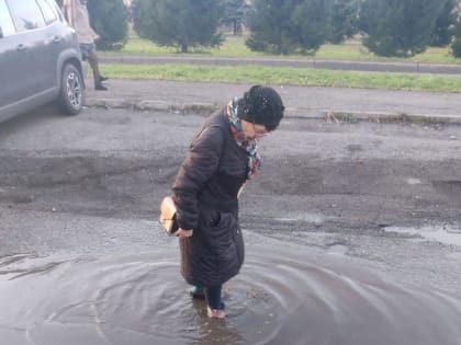 Ямы по щиколотку: новоильинский двор, от которого все отреклись, скоро станет совсем непреодолимым (ФОТО)