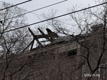 В центре Новокузнецка с дома сорвало крышу (ФОТО, ВИДЕО)
