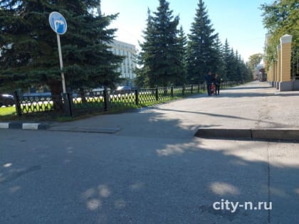 «И снова свеженький бордюр»: инвалид-колясочник продолжает критиковать недоступную среду Новокузнецка (ФОТО)