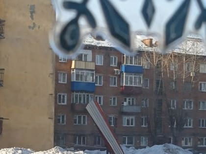 “Могло голову отрубить”: ветер сорвал шифер с крыши многоквартирного дома в Кузбассе