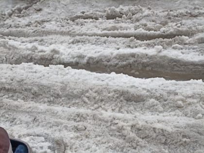 В Новокузнецке жители Зыряновской улицы не могут заехать и выехать со двора (ФОТО)