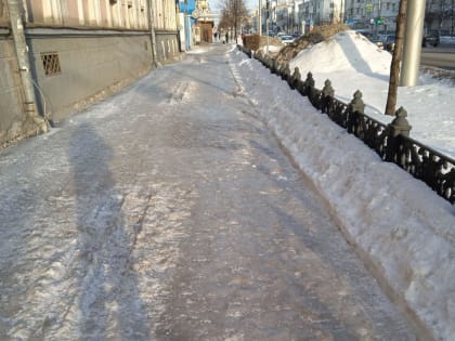 Новокузнецкие дворы и городские тротуары покрыты наледью