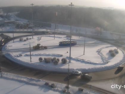 В Новокузнецке трамвай целый час стоял на кольце, пока его не утянул грейдер (ВИДЕО)