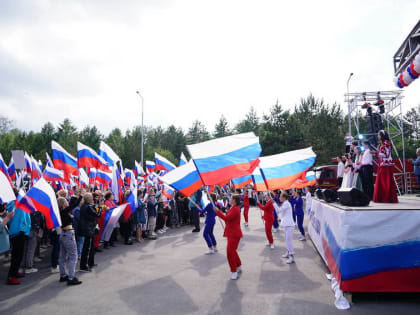 В КуZбассе прошел музыкальный флешмоб — три тысячи человек спели патриотическую песню в рамках фестиваля «ПесниZaРодину»