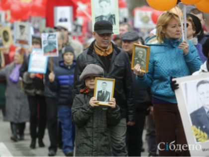 Власти Кузбасса опровергли необходимость заклеивания журавлей на штендере для “Бессмертного полка”