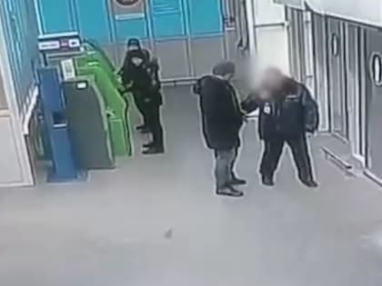 Грабитель с Ильинки совершил набег на местную «Ленту» и скрылся от охранника на автобусе (ВИДЕО)