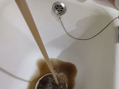 В квартирах новокузнечан потекла чёрная жижа из крана (ФОТО, ВИДЕО)