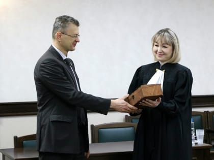 Присягнуть на верность закону: в Кузбассе впервые назначенная судья принесла слова присяги