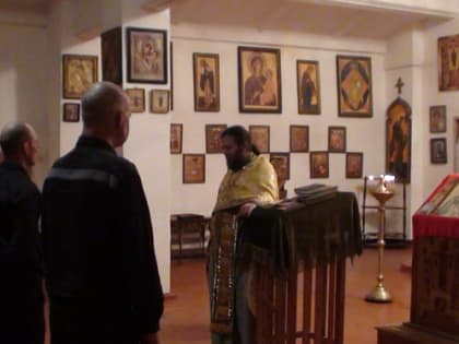 Иерей Андрей Заблодский, окормляющий ИК-22 привез в учреждение Святыню – икону Андрея Первозванного с мощами