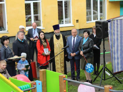 В Таштаголе состоялось открытие детской уличной игровой площадки для детей с ОВЗ