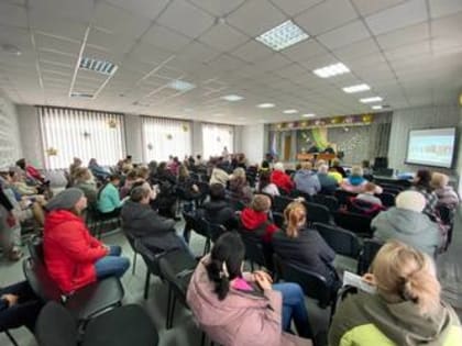 Собрание с родителями учащихся бывшей школы N°9 по строительству и проектированию новой школы.