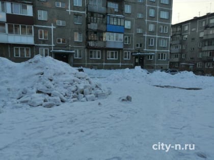 На Запсибе неугодную детскую площадку распорядились засыпать снегом (ФОТО)