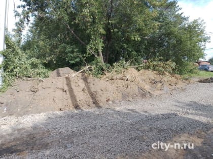 Новокузнечанин интересуется, кто и когда будет убирать насыпи камней и глины после ремонтных работ на сетях на улице Нахимова (ФОТО)
