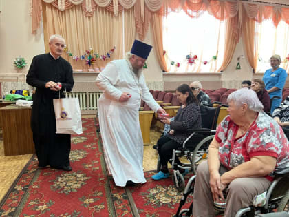 Ученики воскресной школы поздравили с Рождеством пациентов интерната