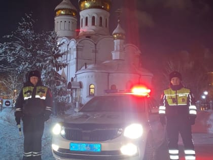 Ночная служба: сотрудники ГИБДД Новокузнецка несут усиленное дежурство у храмов в Рождество (ФОТО)