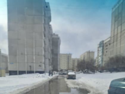 Будьте осторожны: на Ильинке в луже притаился колодец (ФОТО)
