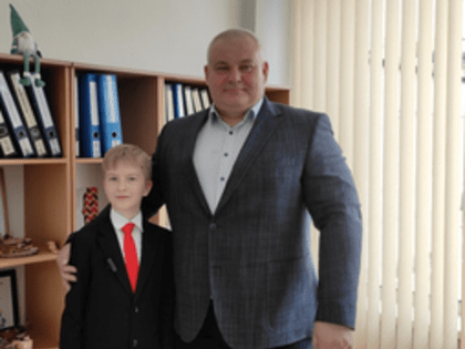 В Новокузнецке полицейские и общественники поощрили школьника за честность и активную гражданскую позицию