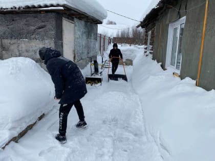 Осинниковские единороссы помогли убрать снег семьям мобилизованных
