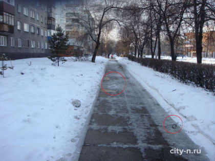 Опасная арматура вылезла из тротуарных плит на улице Кутузова в Новокузнецке (ФОТО)