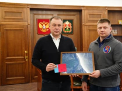 Губернатор Кузбасса Илья Середюк встретился с российским космонавтом-испытателем, уроженцем Мысков Александром Гребенкиным