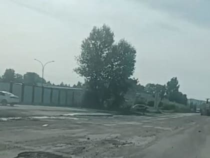 Раздолбанная дорога к новокузнецкой автошколе не даёт будущим водителям сдать экзамен на права (ВИДЕО)