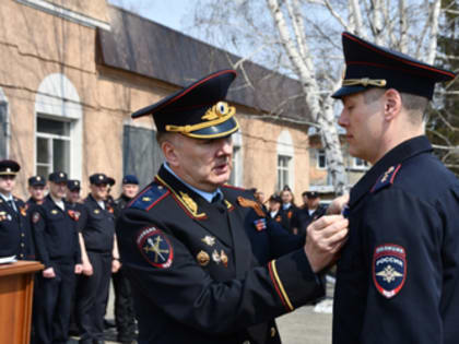 Начальник ГУ МВД России по Кемеровской области Геннадий Корниенко вручил награды кузбасским полицейским, вернувшимся из служебной командировки