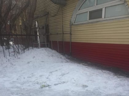 В Новокузнецке после жалобы читательницы Сити-н убрали опасную арматуру, торчавшую возле «Магнита» (ФОТО)